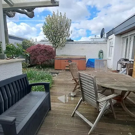 Bungalow, Uneinsehbar, 8 Personen Maximal, 3 Personen Oben, 5 Unten Eschborn Exterior photo