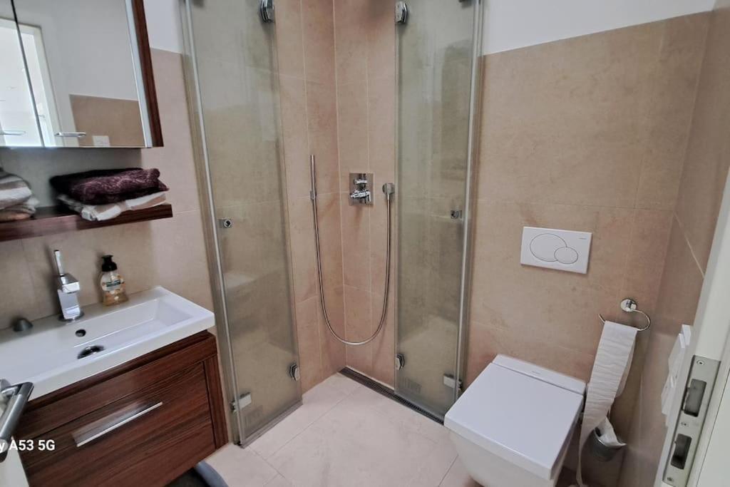 Bungalow, Uneinsehbar, 8 Personen Maximal, 3 Personen Oben, 5 Unten * Eschborn