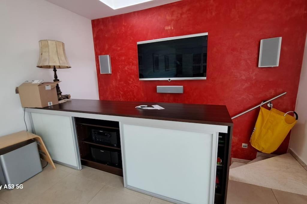 Villa Bungalow, Uneinsehbar, 8 Personen Maximal, 3 Personen Oben, 5 Unten Eschborn