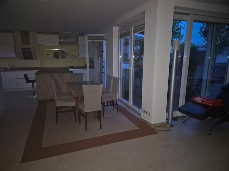 Bungalow, Uneinsehbar, 8 Personen Maximal, 3 Personen Oben, 5 Unten Eschborn
