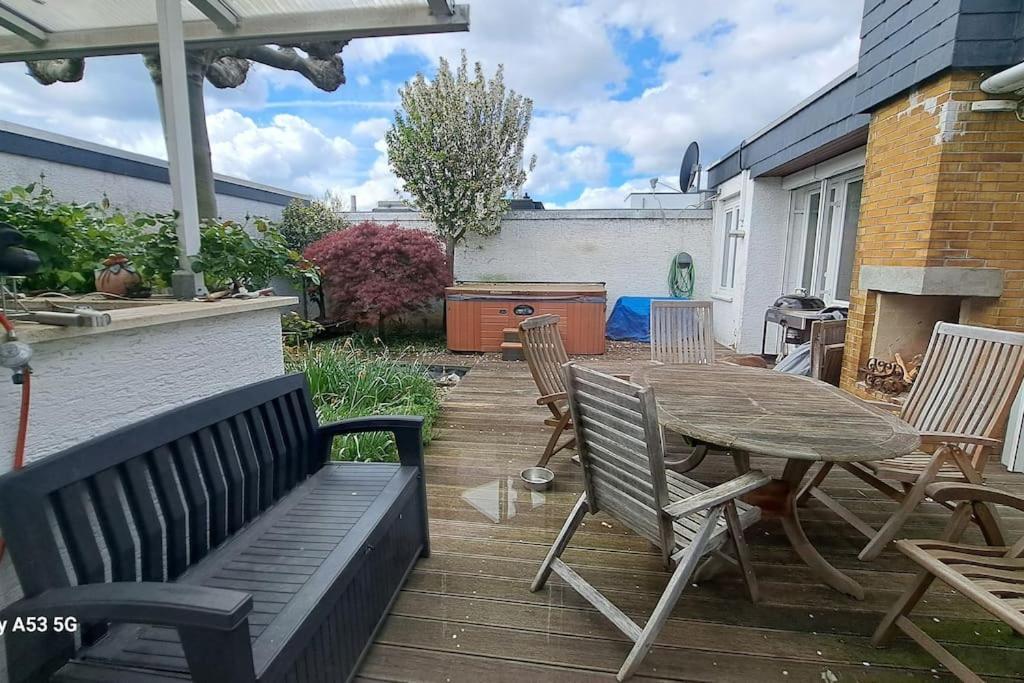 Villa Bungalow, Uneinsehbar, 8 Personen Maximal, 3 Personen Oben, 5 Unten *